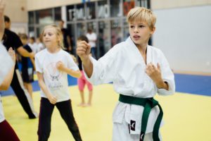 Sebastian Pungar algajatele karate huvilistele tehnikaid näitamas.